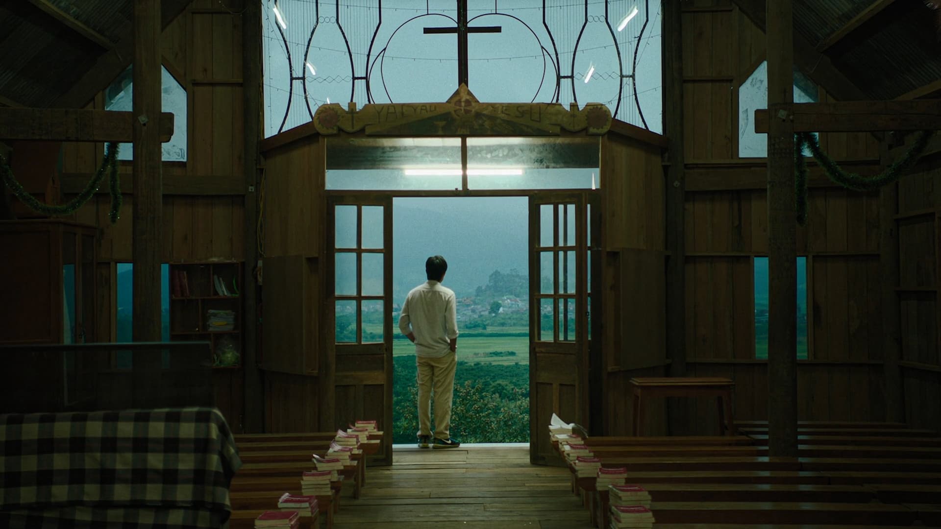 Bên Trong Vỏ Kén Vàng Bên Trong Vỏ Kén Vàng